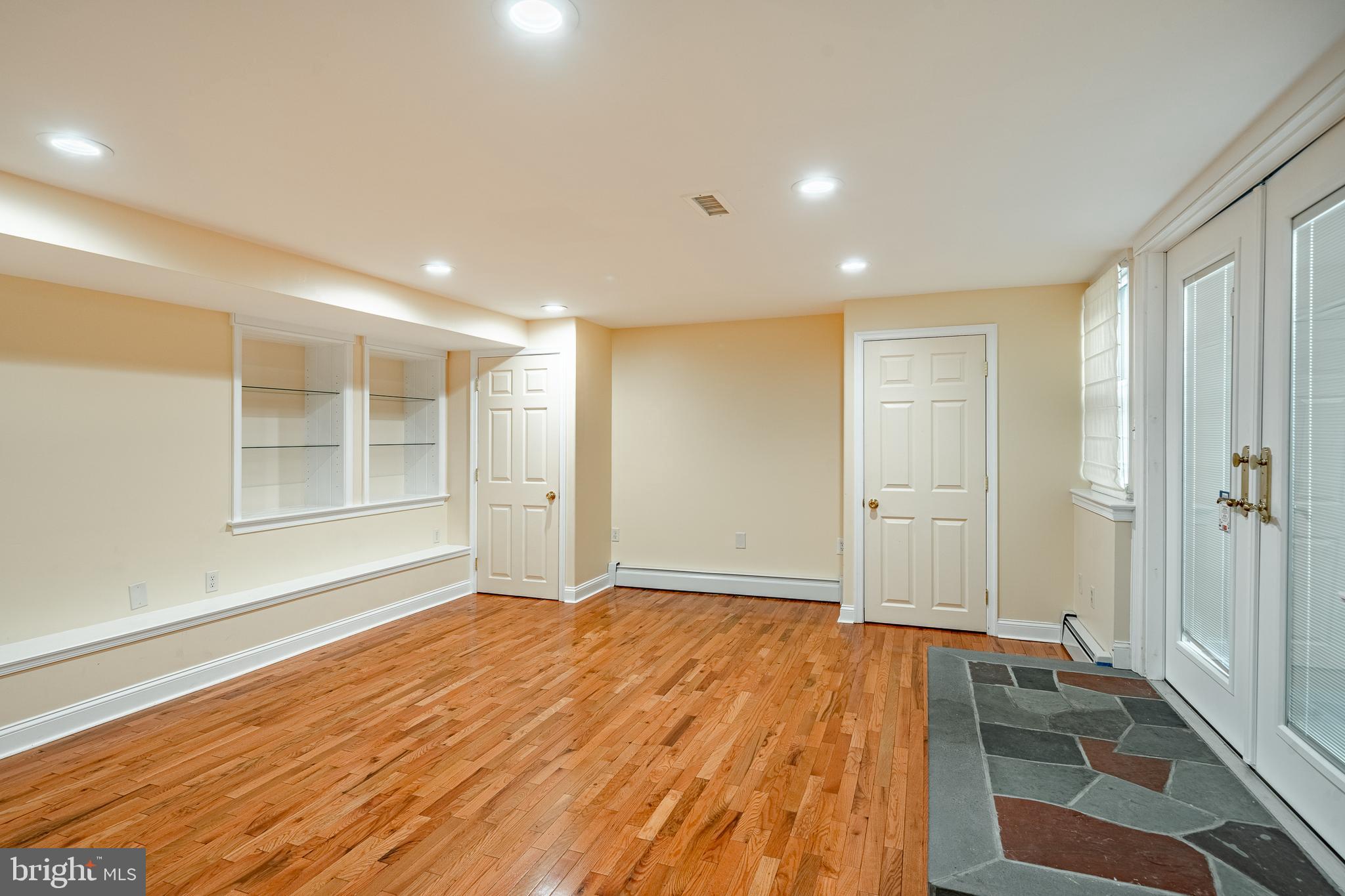 GARRETT HILL - Commercial Sale