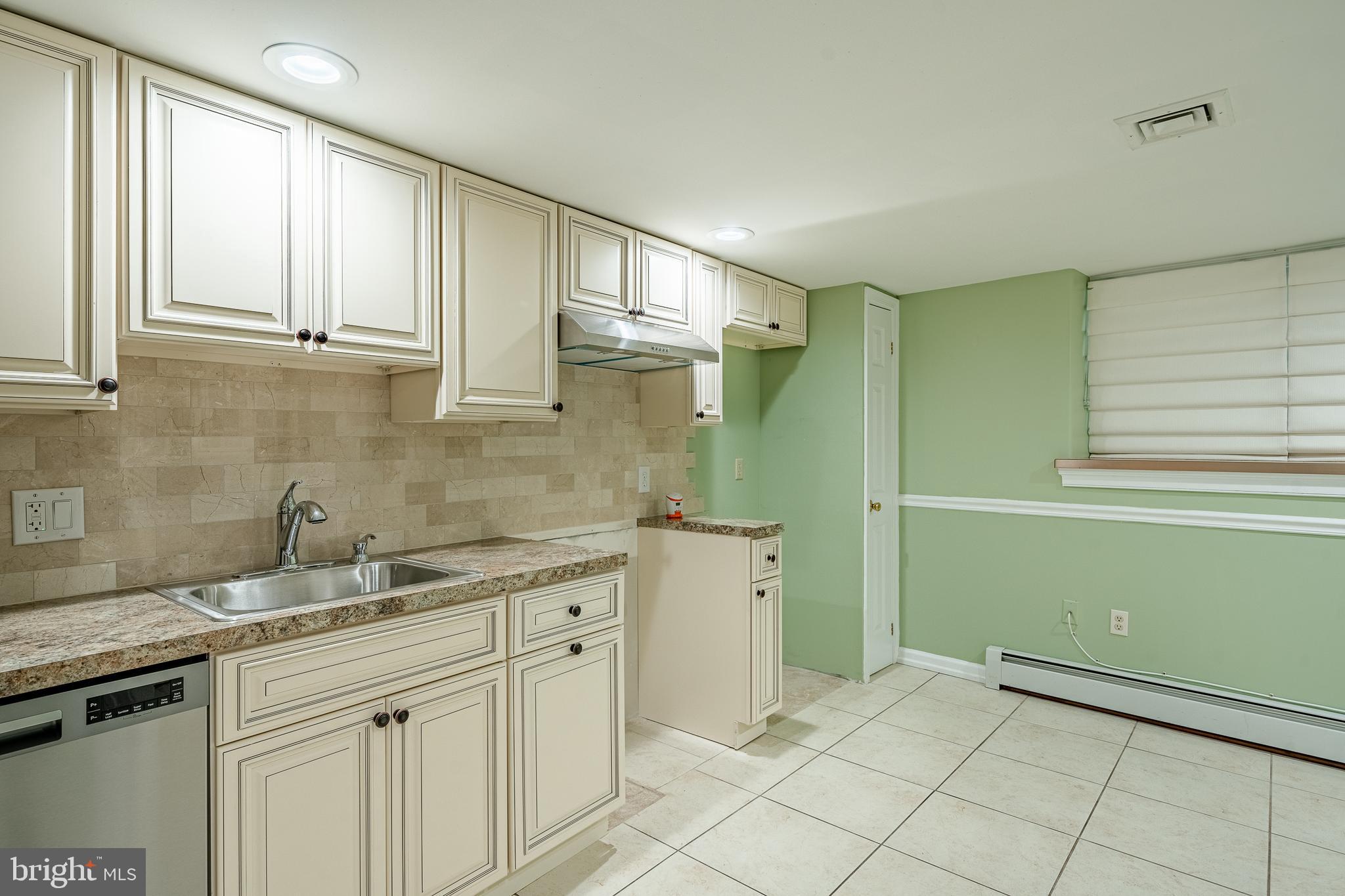 GARRETT HILL - Commercial Sale