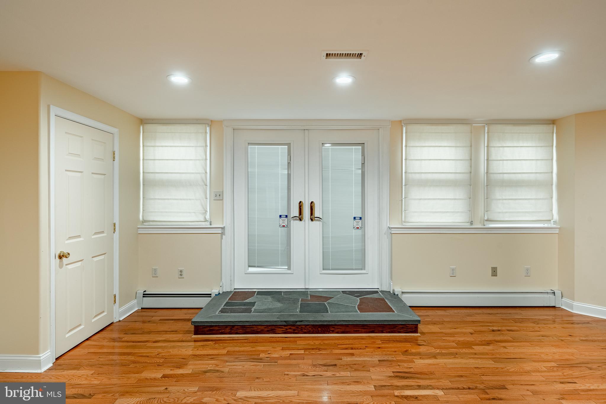 GARRETT HILL - Commercial Sale