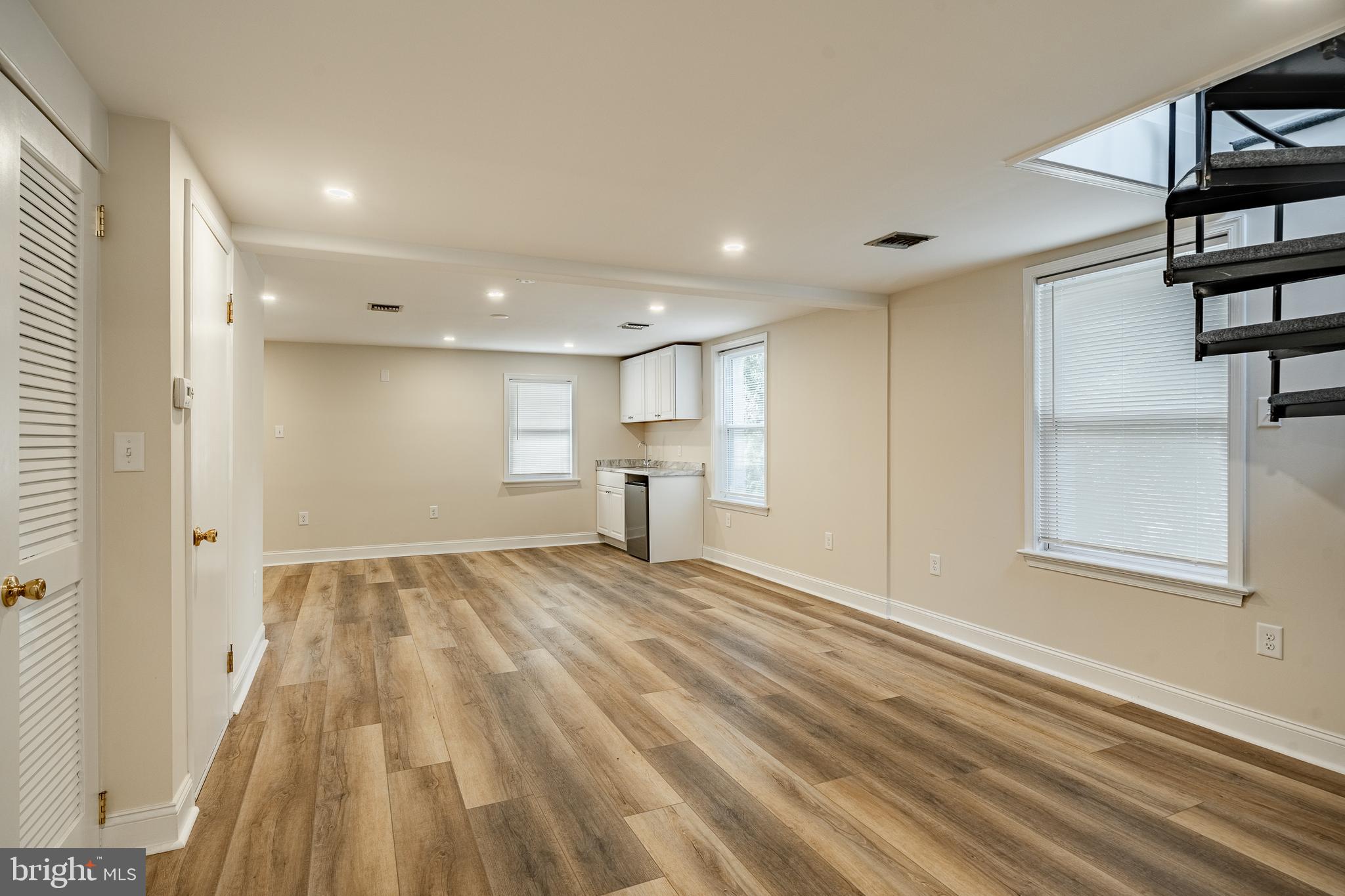 GARRETT HILL - Commercial Sale