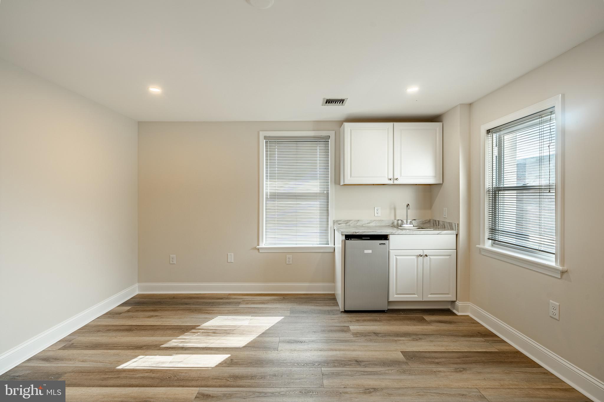 GARRETT HILL - Commercial Sale