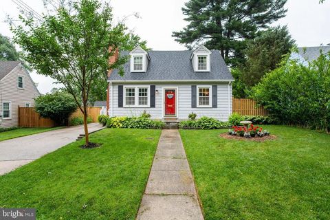 Photo of 1004 Debeck Drive, ROCKVILLE, MD 20851 (MLS # MDMC2214512)