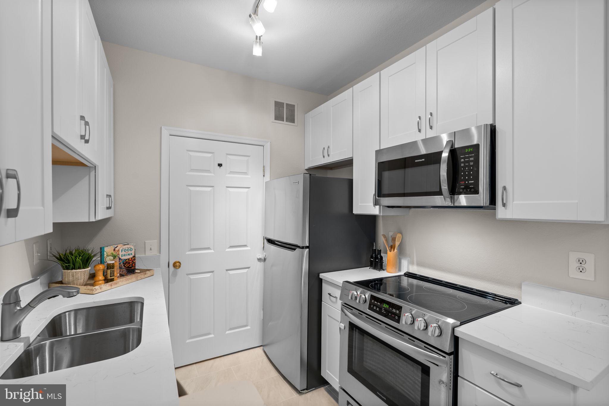 GATES OF MCLEAN - Residential