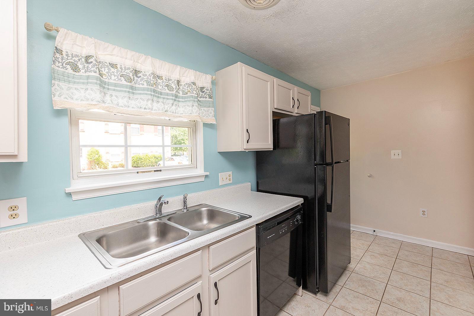 LIMESTONE COURT - Residential Lease