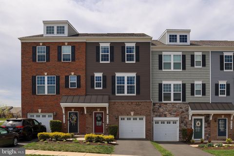 Photo of 6212 Quinns Creek Drive, HAYMARKET, VA 20169 (MLS # VAPW2118412)