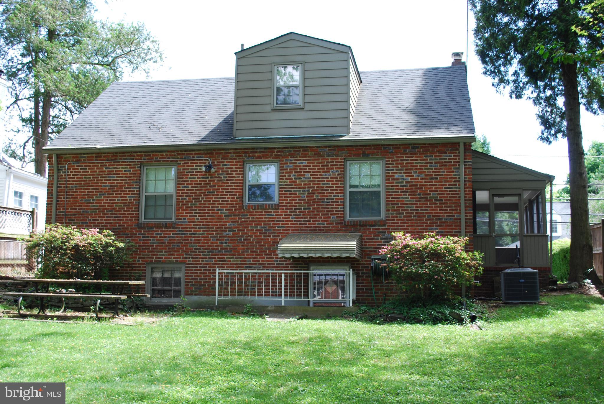 2109 LINDEN LANE