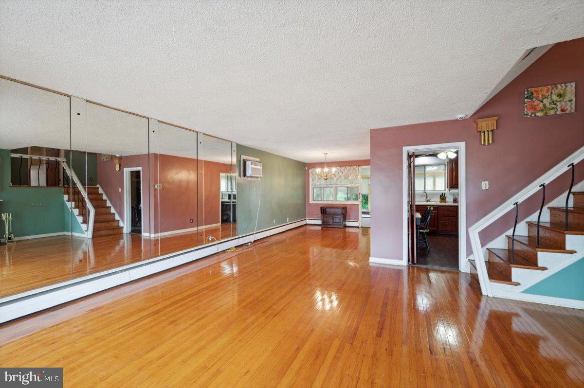 GLADSTONE MANOR - Residential