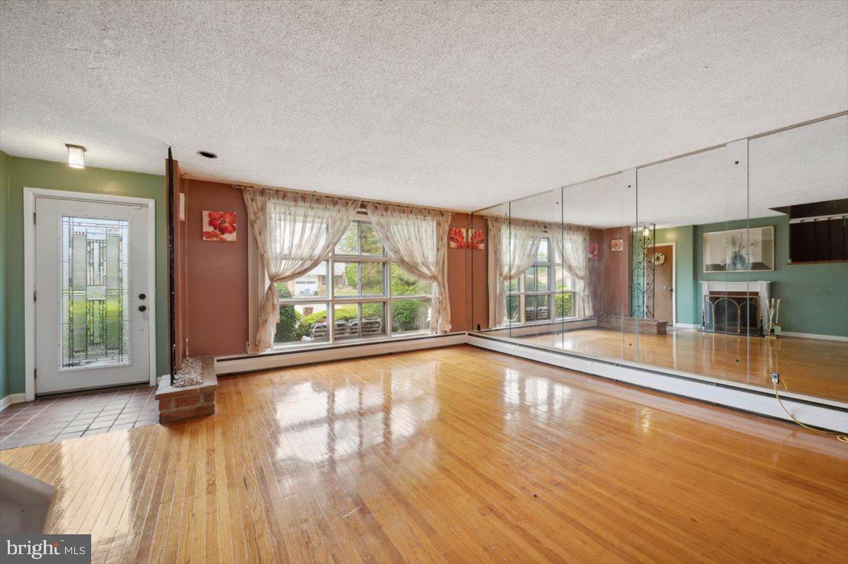 GLADSTONE MANOR - Residential