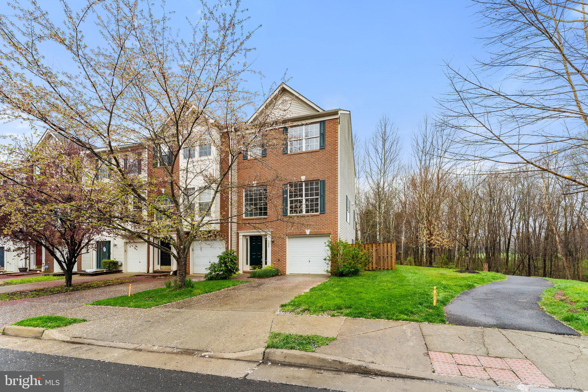 Spacious Brick Front End-Unit Townhome with Private Setting
This 3-bedroom, 3.5-bath brick front end-unit townhome offers space, comfort, and a quiet location at the end of Longview with views of mature trees. The finished walk-out lower level includes a large rec room and a full bathroom—perfect for guests, a home office, or additional living space.
The main level features a spacious living room, a bright kitchen with a wall oven, gas cooktop, and table space for casual dining. Step outside to the private deck and enjoy the fenced backyard—great for relaxing or entertaining.
Upstairs, you’ll find three bedrooms including a generous primary suite with a walk-in closet and attached bath. Laundry is conveniently located on the bedroom level, along with a full hall bath and two well-sized secondary bedrooms.
Minimum 650 credit score required. 12-month lease minimum. Pets considered on a case-by-case basis.