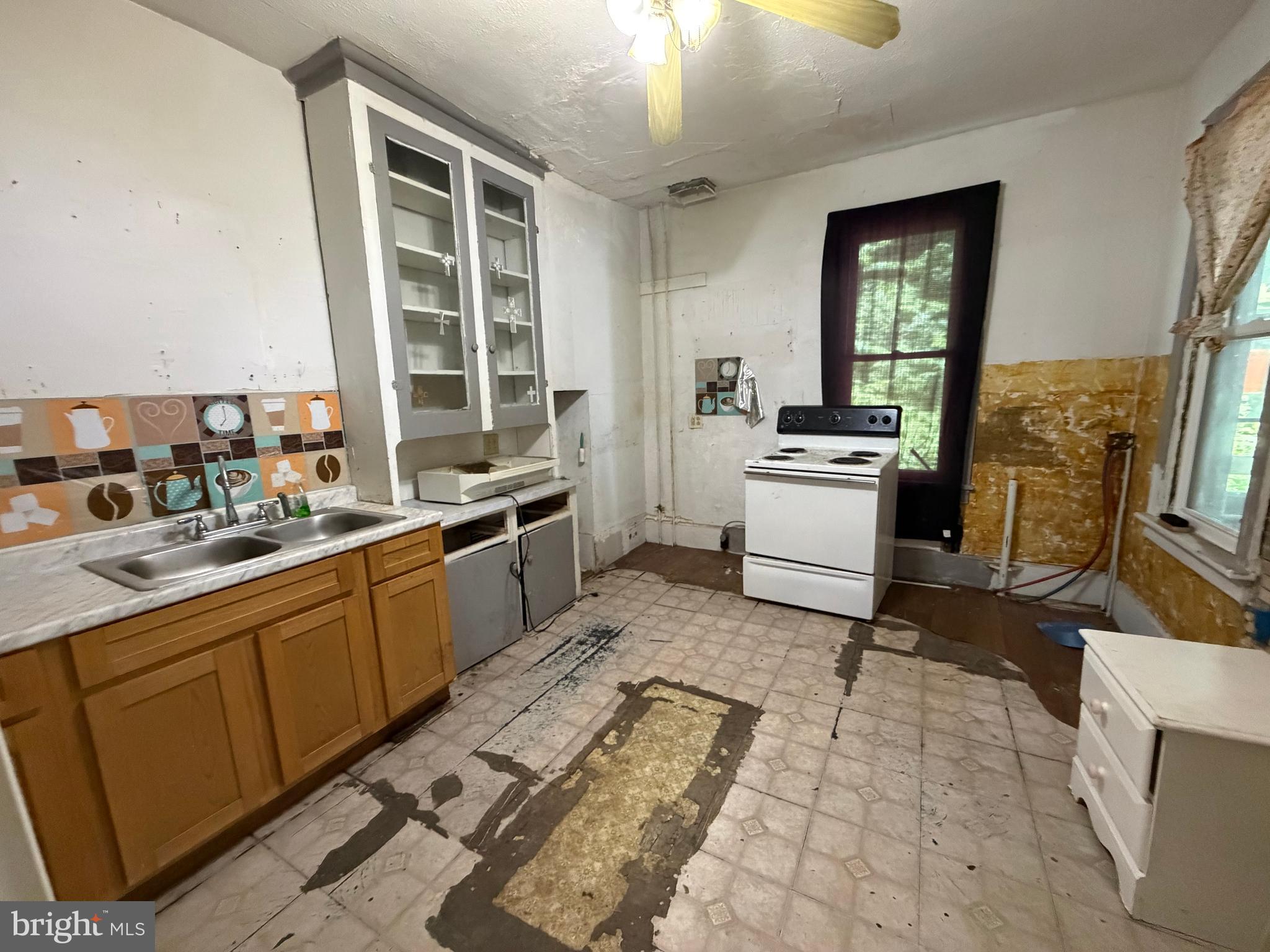 325 W COAL STREET