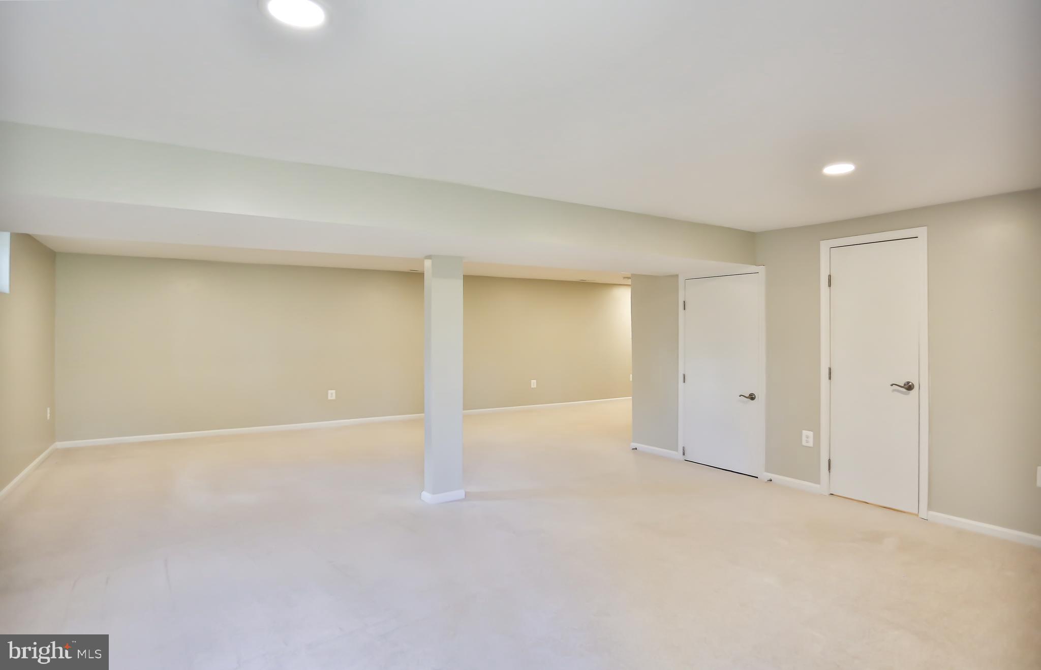 COUNTRY CLUB LAKE - Residential