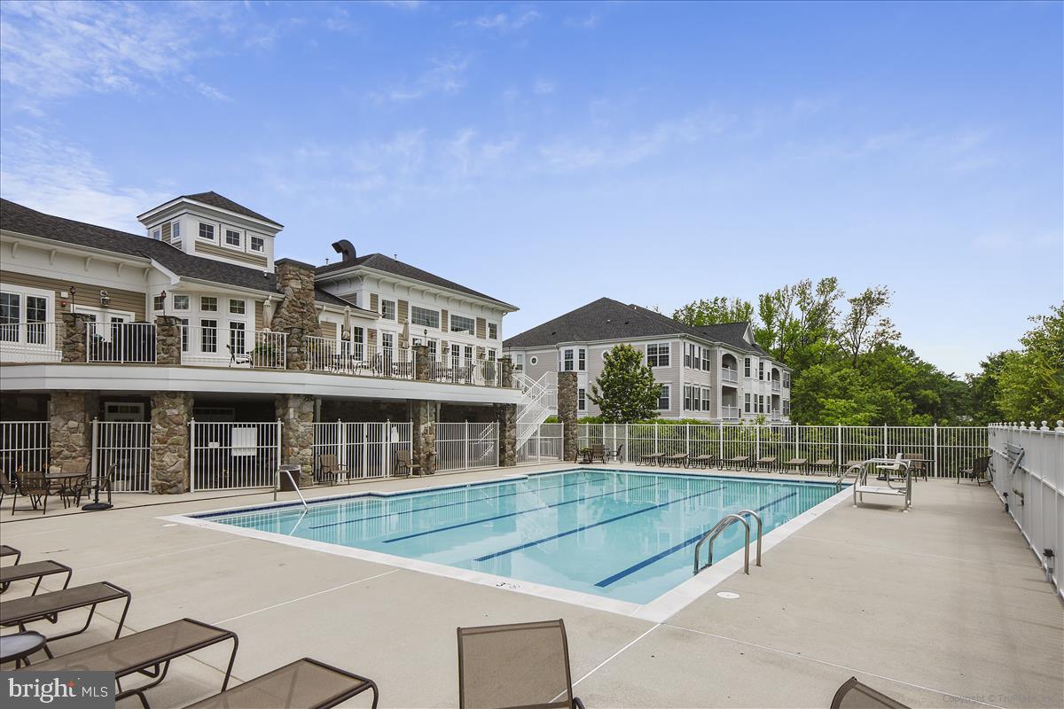 FOUR SEASONS - Residential