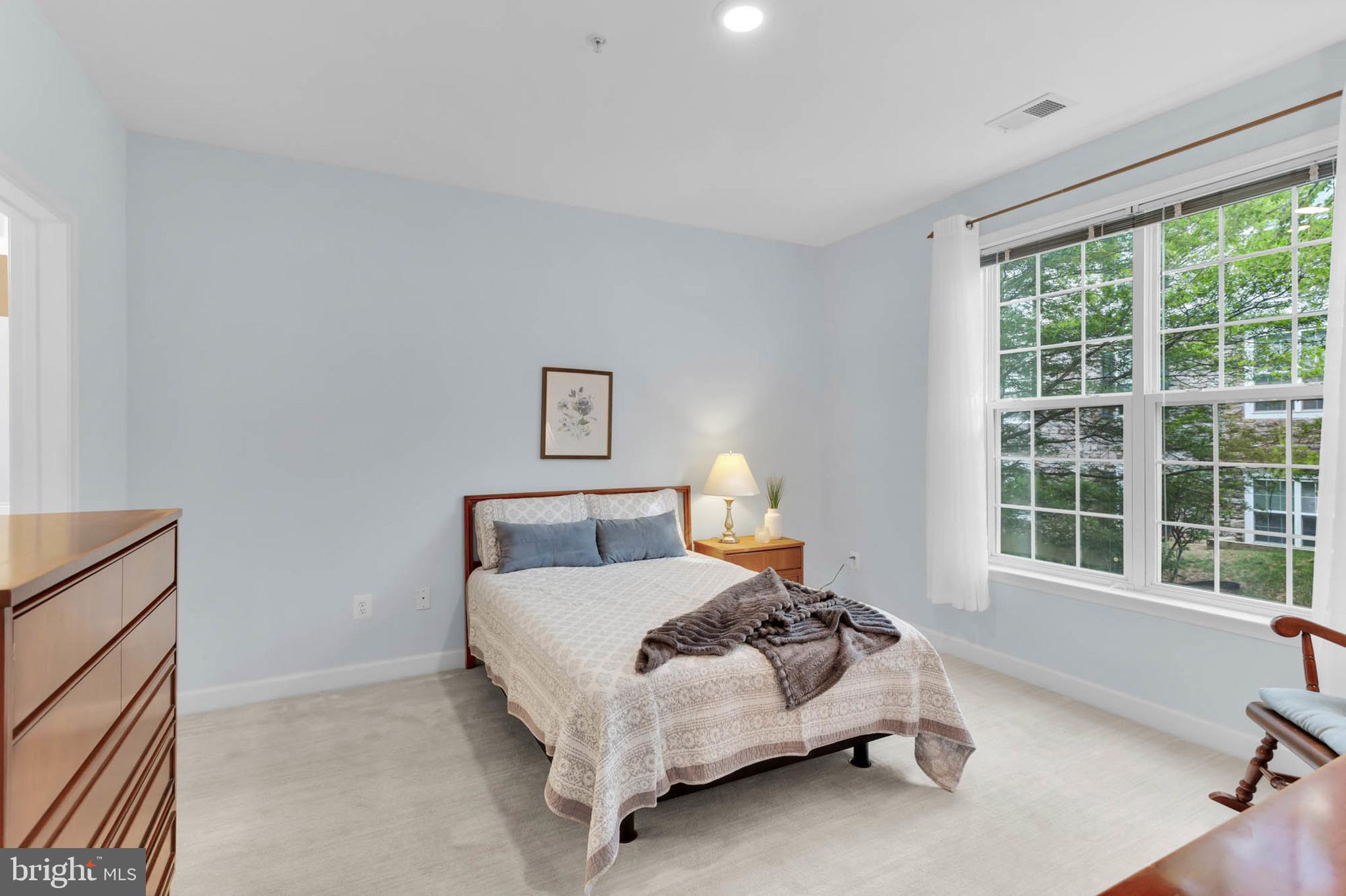 FOUR SEASONS - Residential