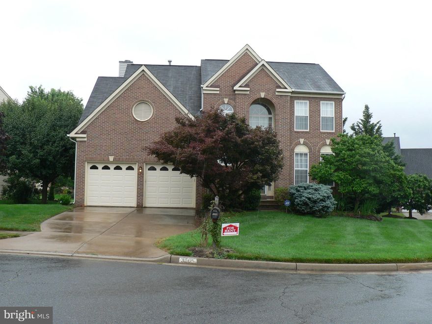 BRIGHT COLONIAL WITH 4 BEDROOM AND 3 FULL BATH IN CHANTILLY HIGHLANDS COMMUNITY. WELL MAINTAINED HOME INSIDE & OUT. SEPARATE DINING ROOM WITH BAY WINDOW. FINISHED BASEMENT WITH 1 DEN,REC.ROOM AND FULL BATH.