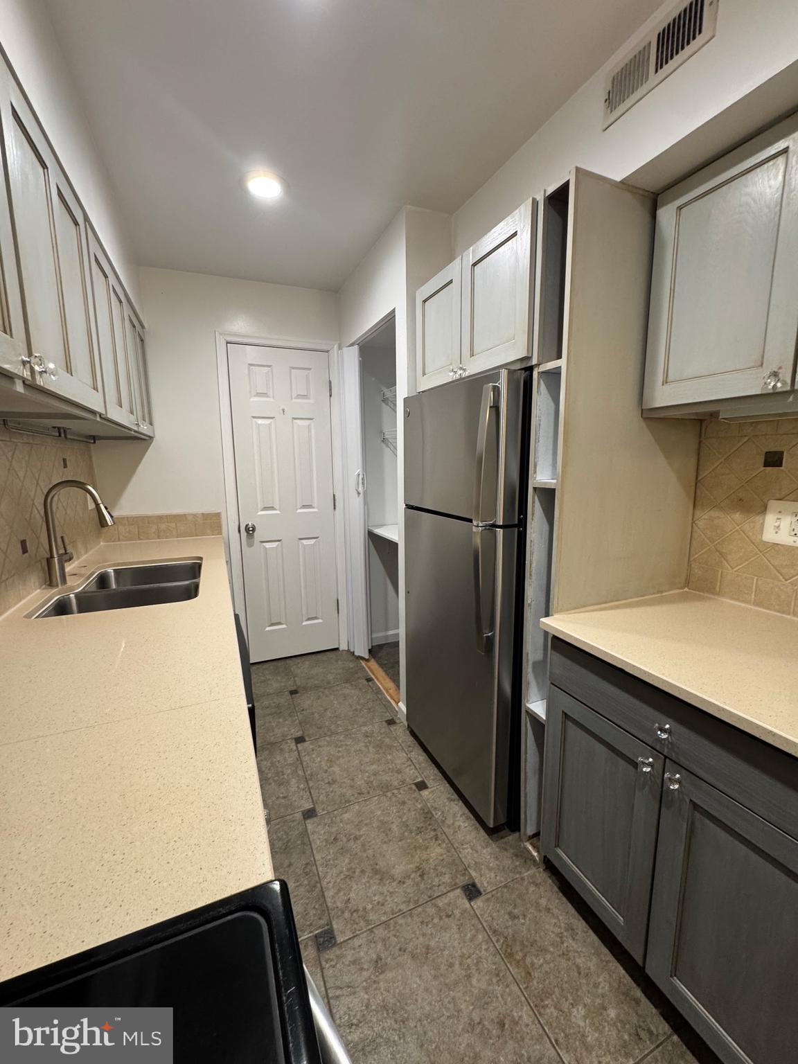 Search Homes 3 8353 DUNHAM COURT B 640