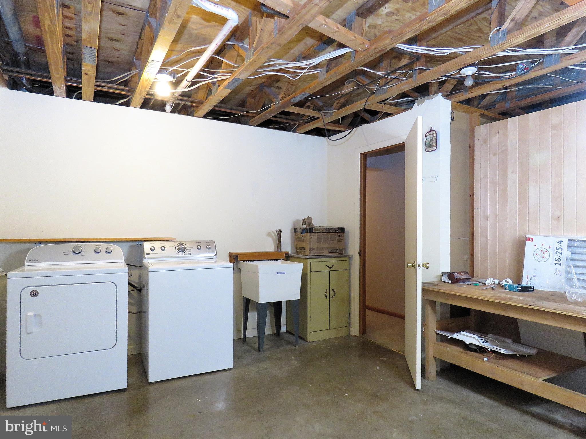 CIRCLE WOODS - Residential Lease