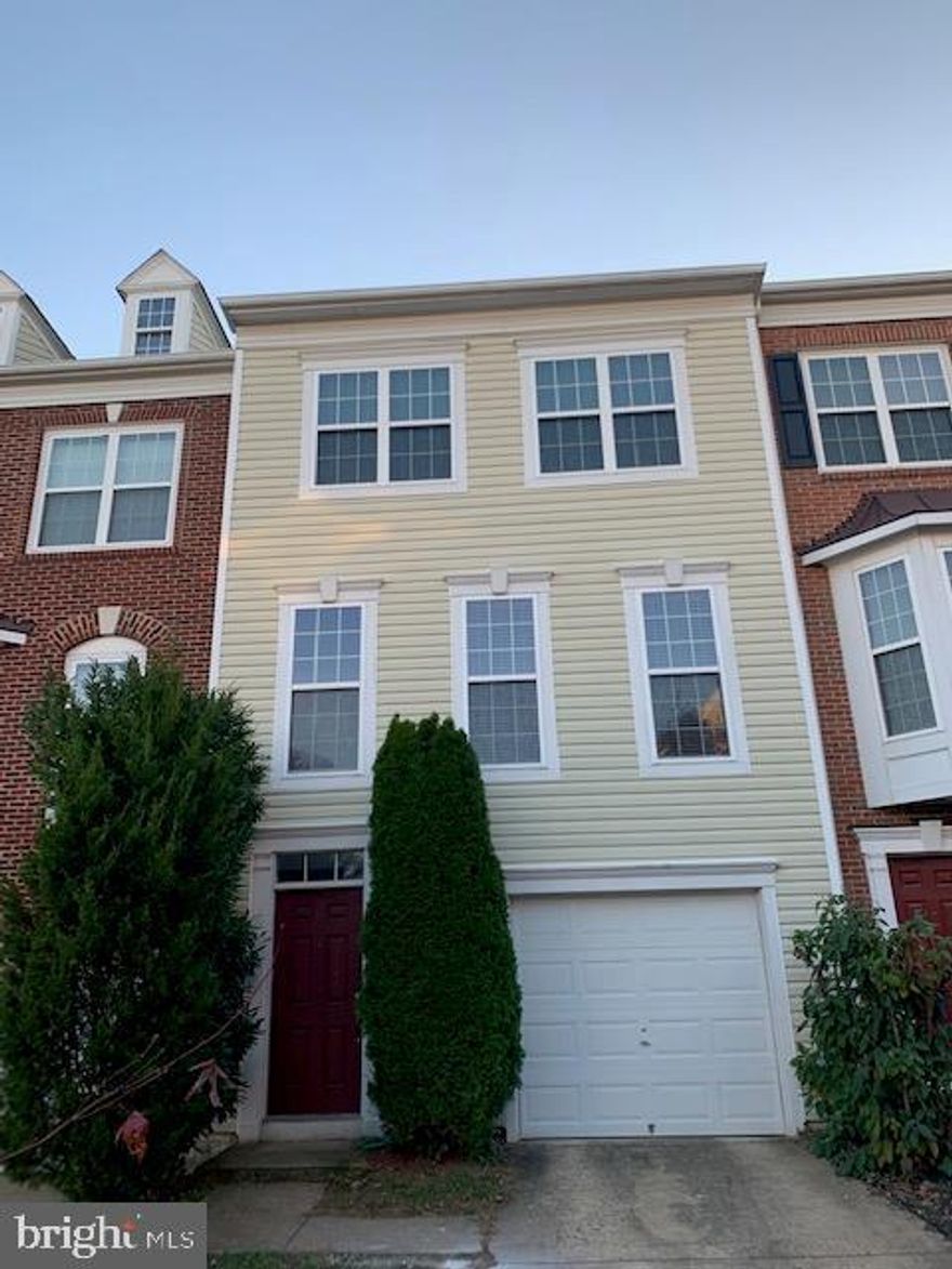 Beautiful  one car garage townhouse with 4 bed room /3 full bath and 1 half Bath ,   Close to Fair Lakes Shopping Center, I-66, Hwy50&29. Great community with swimming pool and tennis court.