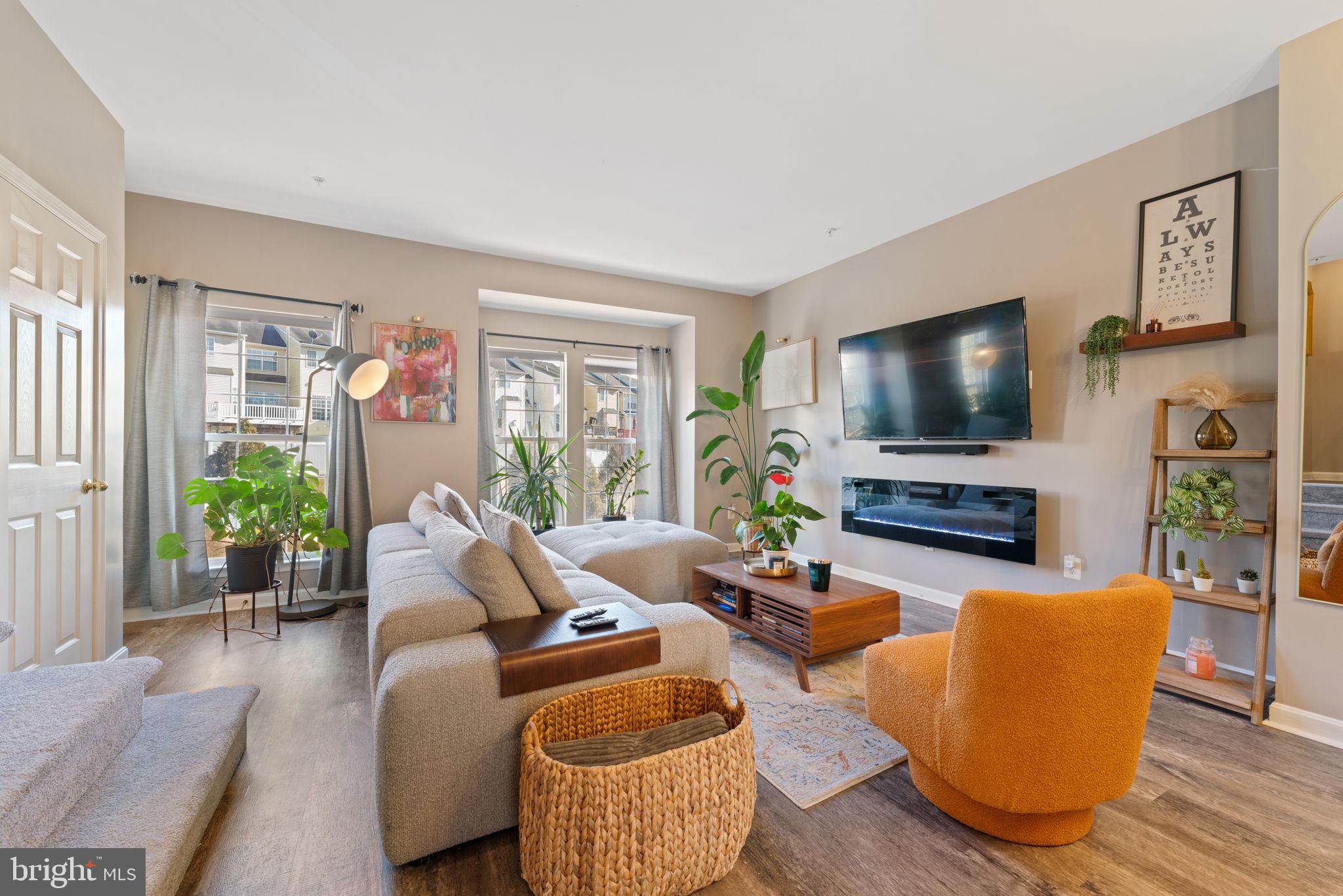24 BUTTONWOOD COURT