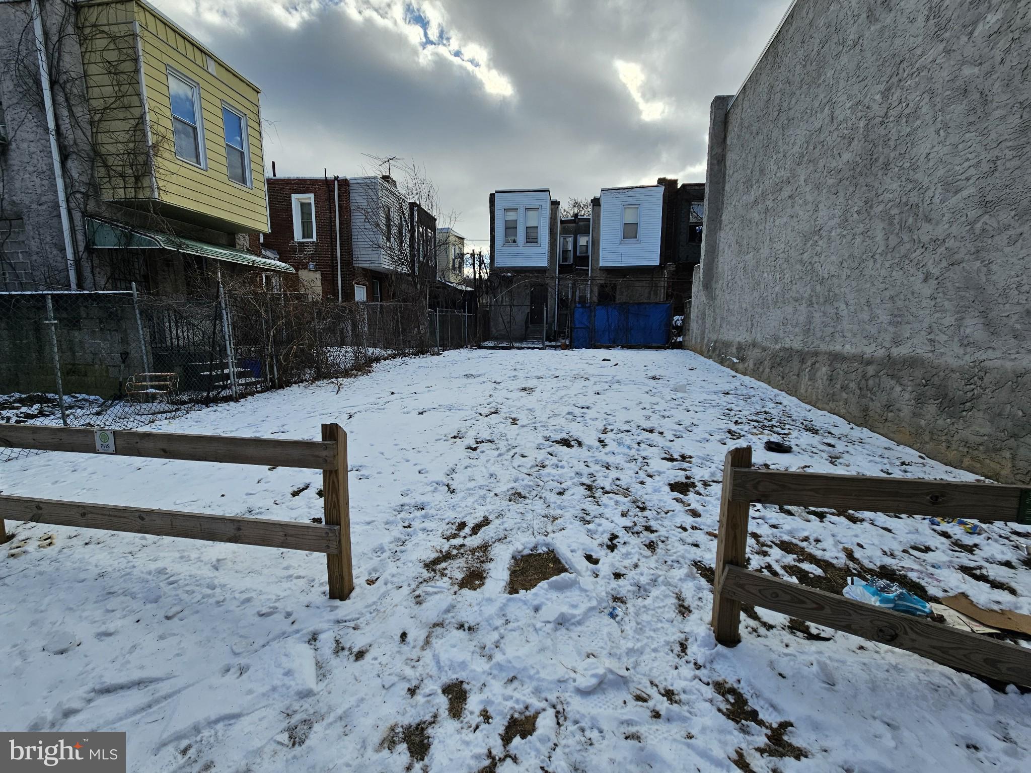 STRAWBERRY MANSION - Land