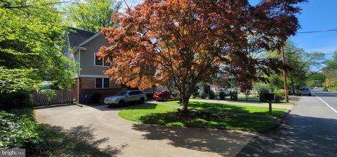 Photo of 5820 Bradley Boulevard, BETHESDA, MD 20814 (MLS # MDMC2133398) Photo of 5820 Bradley Boulevard, BETHESDA, MD 20814 (MLS # MDMC2133398)