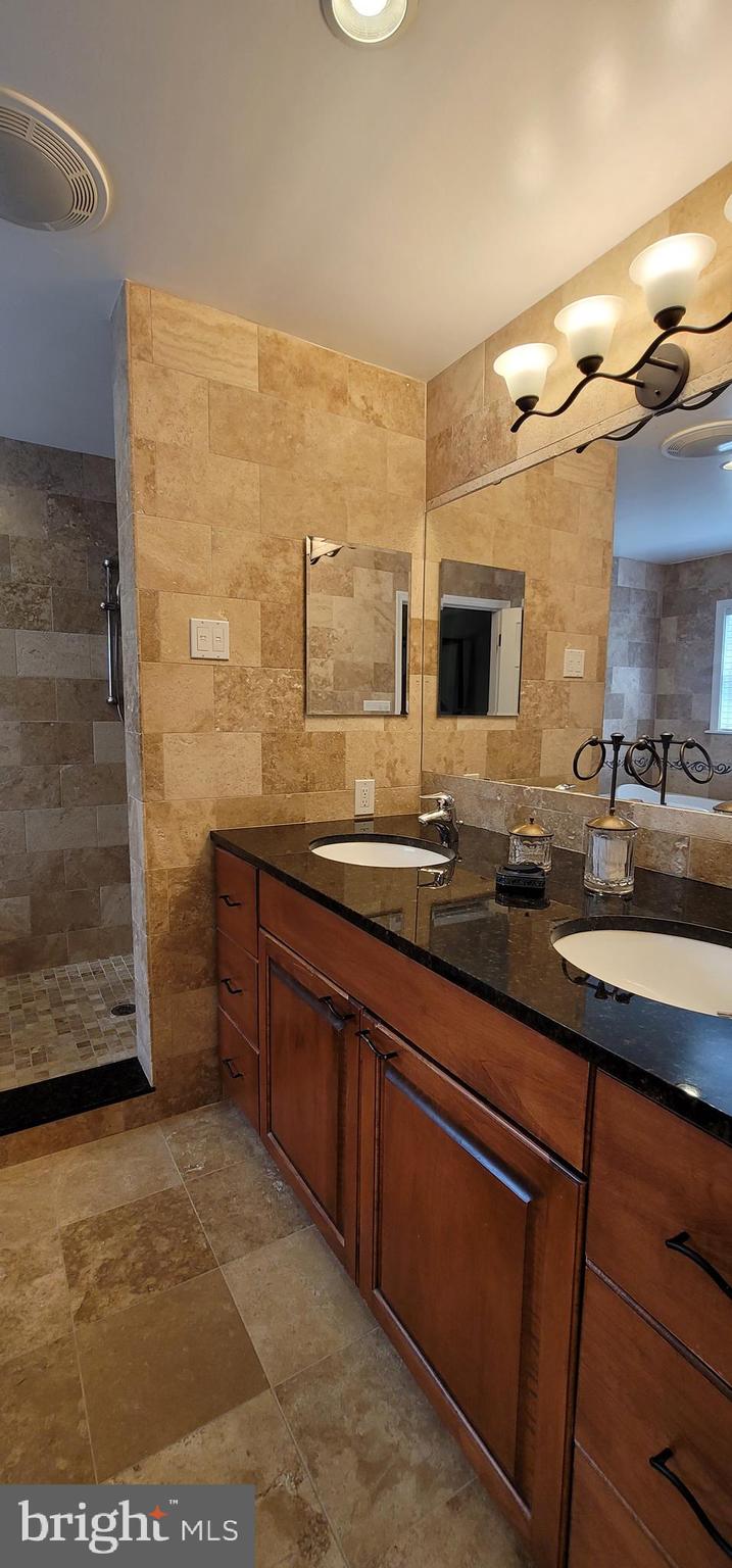 ENGLISH VILLAGE - Residential