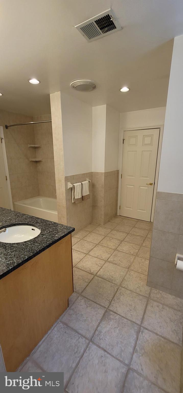 ENGLISH VILLAGE - Residential