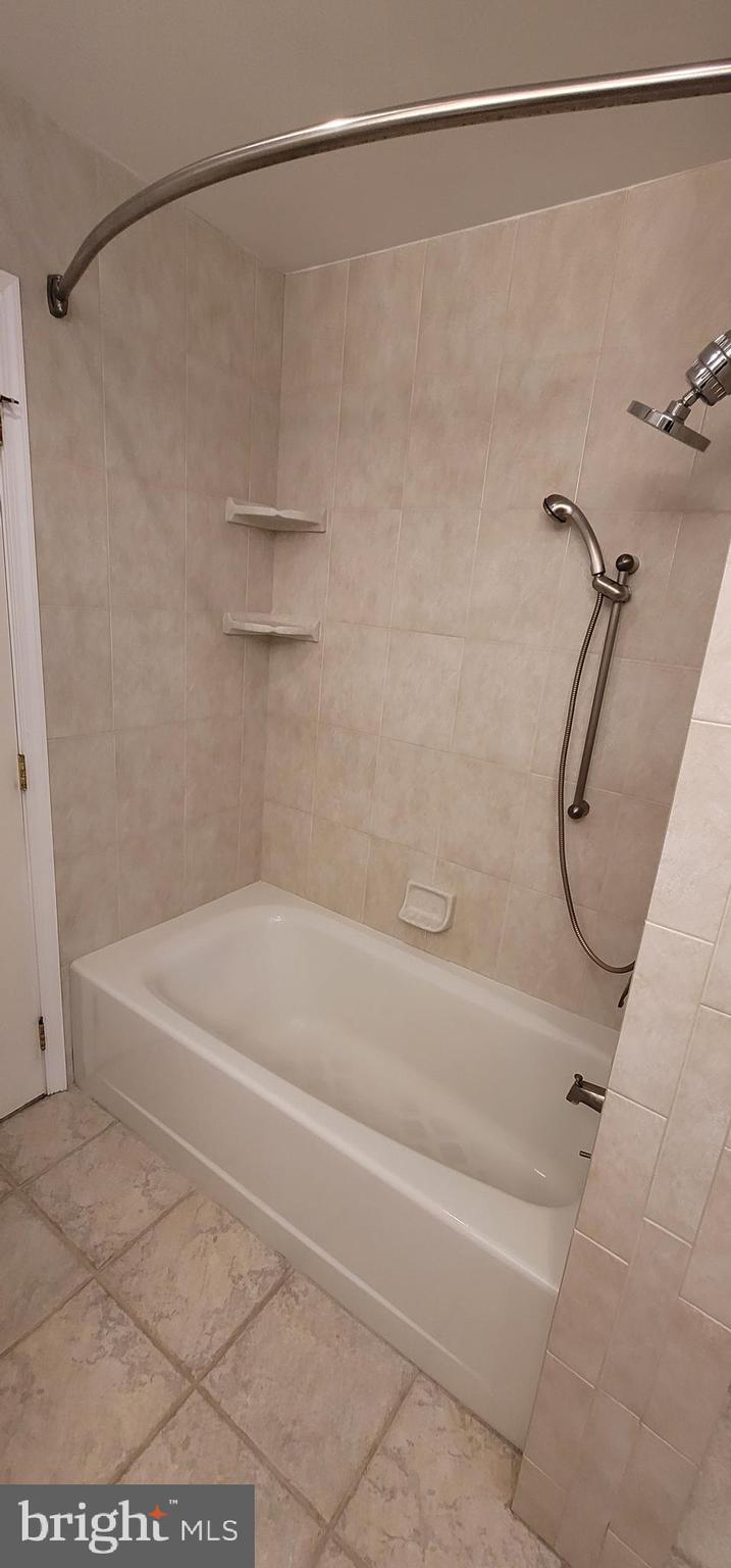 ENGLISH VILLAGE - Residential