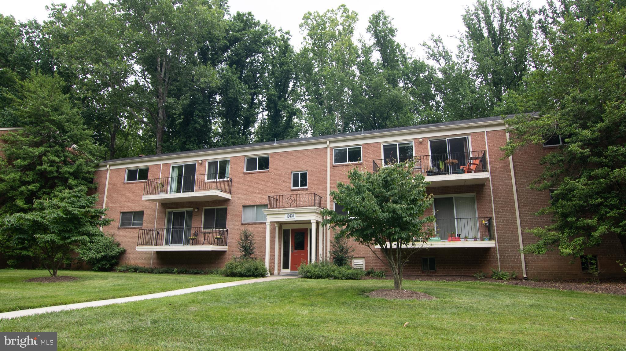GREAT, TOP FLOOR, "STRETCH" CONDO WITH BALCONY OVERLOOKING PARK. EXPANDED LIVING AND DINING AREAS. LARGE BEDROOMS. RENT INCLUDES UTILITIES (HEAT,AC,ELEC,GAS,W/S), PARKING, STORAGE AND AMENITIES (POOLS, TENNIS CLUBHOUSES, PLAYGROUND, BALL FIELD) WALK TO GROSVENOR METRO.NEAR NIH AND WALTER REED.