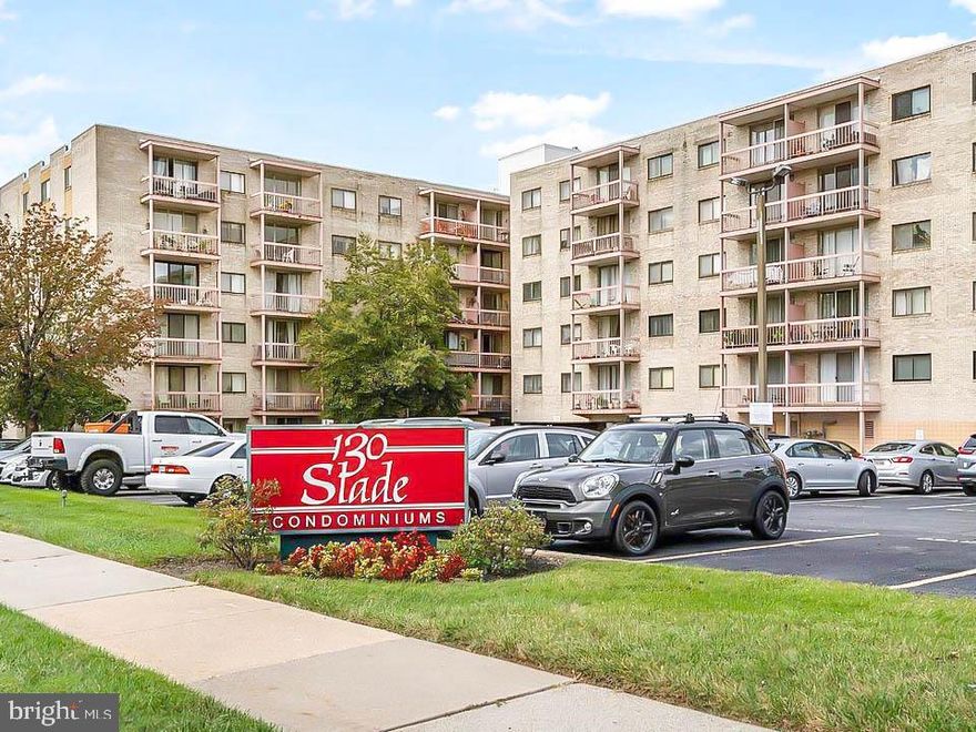 Spacious condo unit in secure doorman building. 
Extra room as office or sunroom. Central air, newer appliances and flooring. laundry room in building, move-in ready. 

Building's new regulation is new buyer have to be owner occupant.
New Elevators being installed in the Fall of 2026, for now its a 4th floor walk-up.