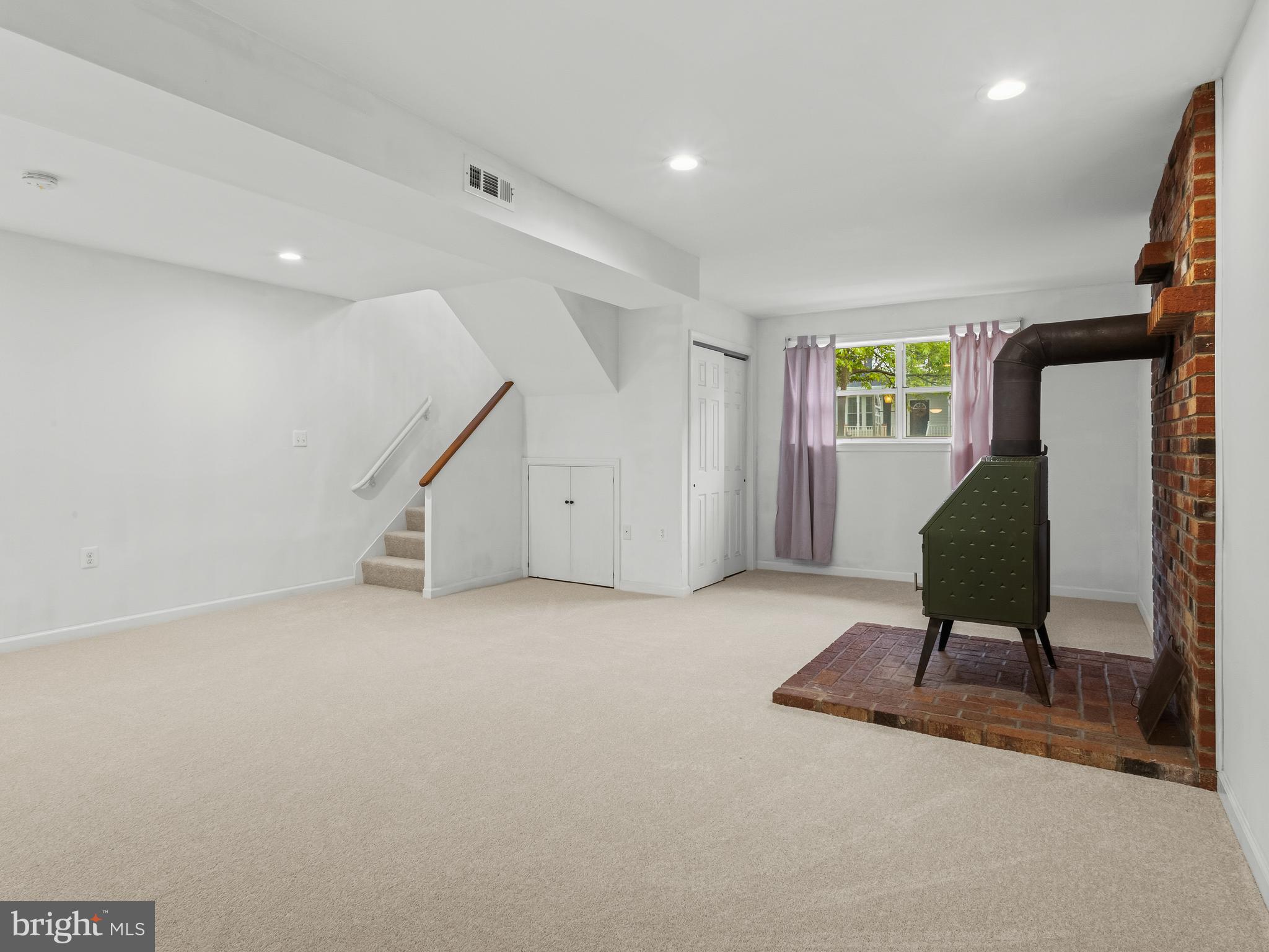 WOODLAND BEACH - Residential