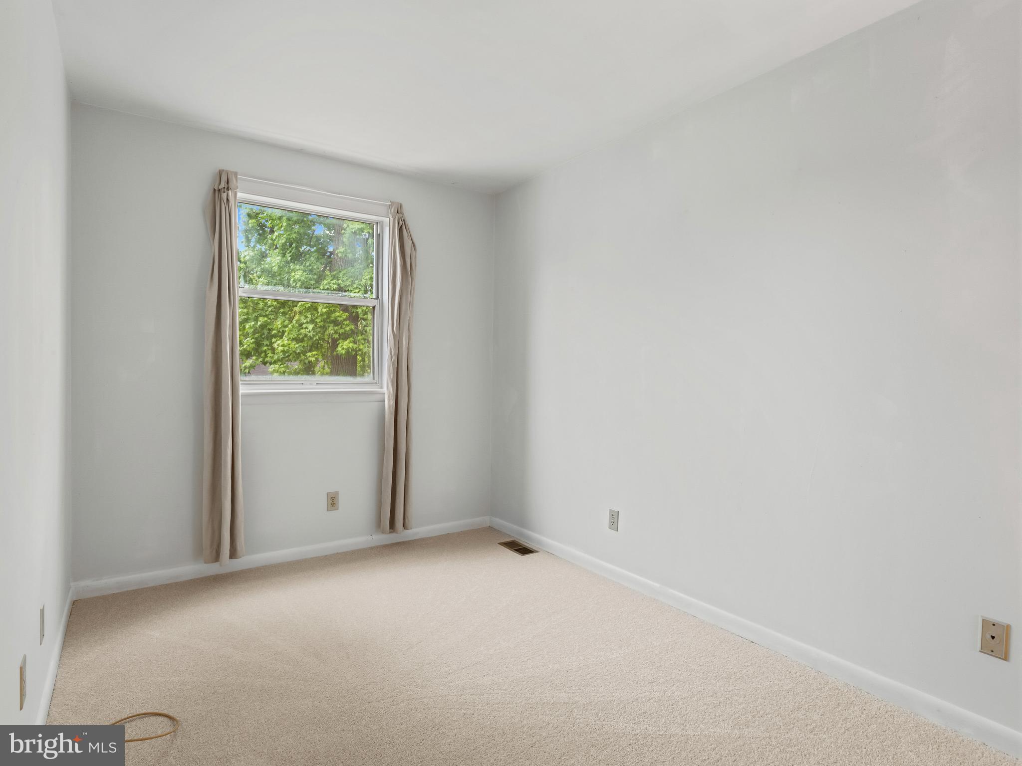 WOODLAND BEACH - Residential