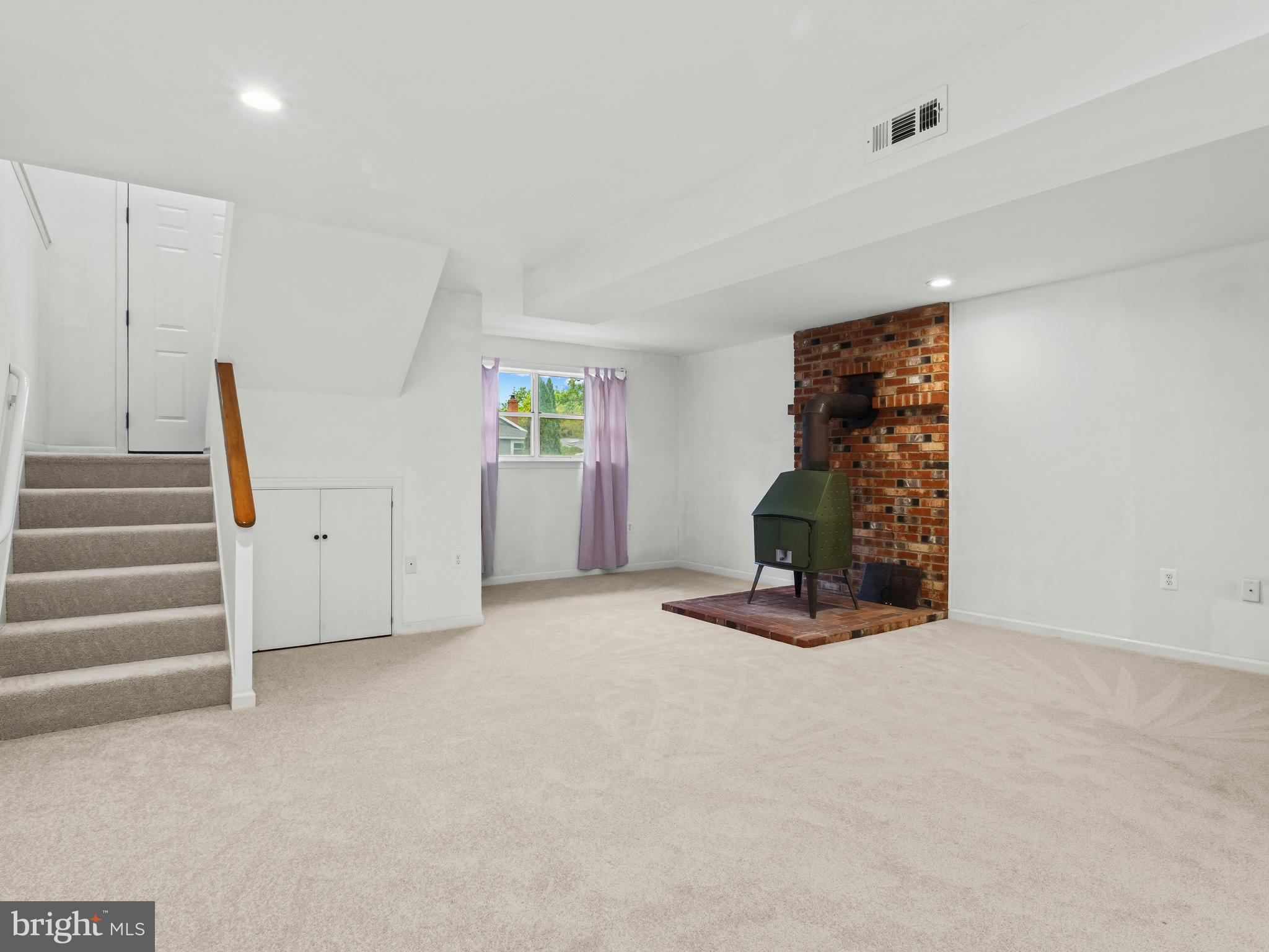 WOODLAND BEACH - Residential