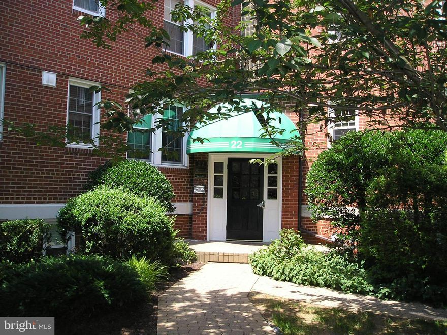 Open House Sunday 9/11 from 2-4pm. Location & Price all in one exceptional Property! Great location only minutes from Ballston and DC. Priced to sell! Move in condition, Top floor Condo with lots of windows and plenty of natural light. New appliances, nicely updated, shows very well. Wood floors in bedroom, living rm, & dining area. Come see and buy! Pet friendly complex too!