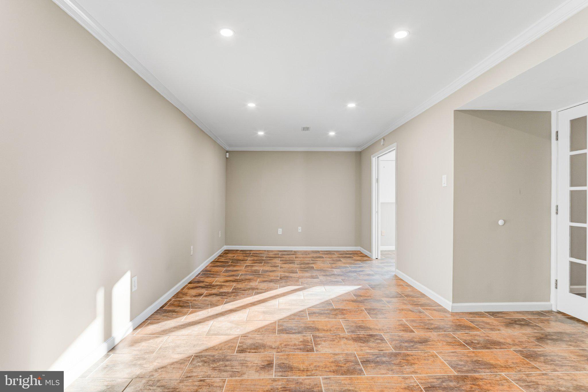 6209 SANDLIN COURT