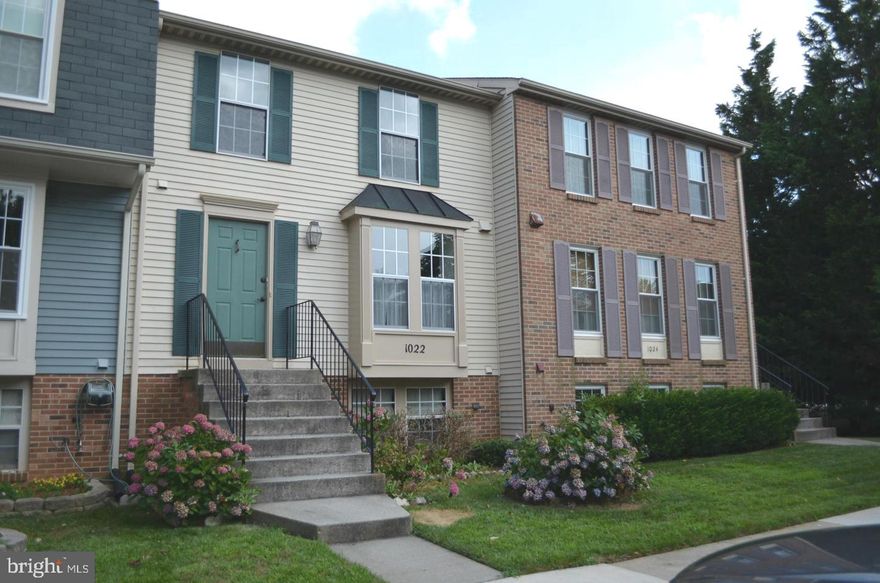 Beautiful sunny 3 bedrooms, 3 1/2 BA, 3 level townhome, and lovely hardwood floors. It features a large deck and fenced-in backyard with a beautiful kitchen that includes granite countertops and stainless steel appliances. The lower level offers a complete finished walk out basement, recreation room with bar, half bathroom and a laundry room with a washer and dryer. Don't miss this gorgeous townhome with its fantastic location with easy access to the Kentlands shopping center, I-270 highway, area, Costco, Metro bus, MARC train, and the Shady Grove Metro station.