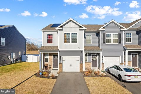 Photo of 12 Peregrine Way, BURLINGTON, NJ 08016 (MLS # NJBL2103870)