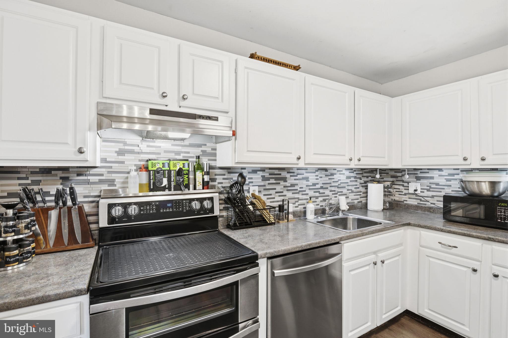 WOODSDALE MANOR - Residential