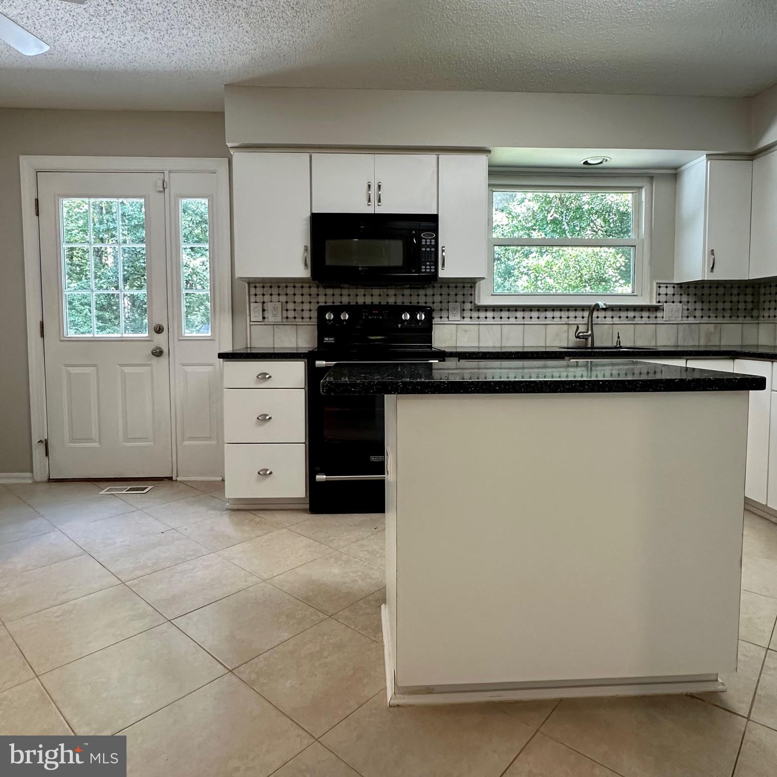 NEWPORT/RIVER MOUTH - Residential Lease