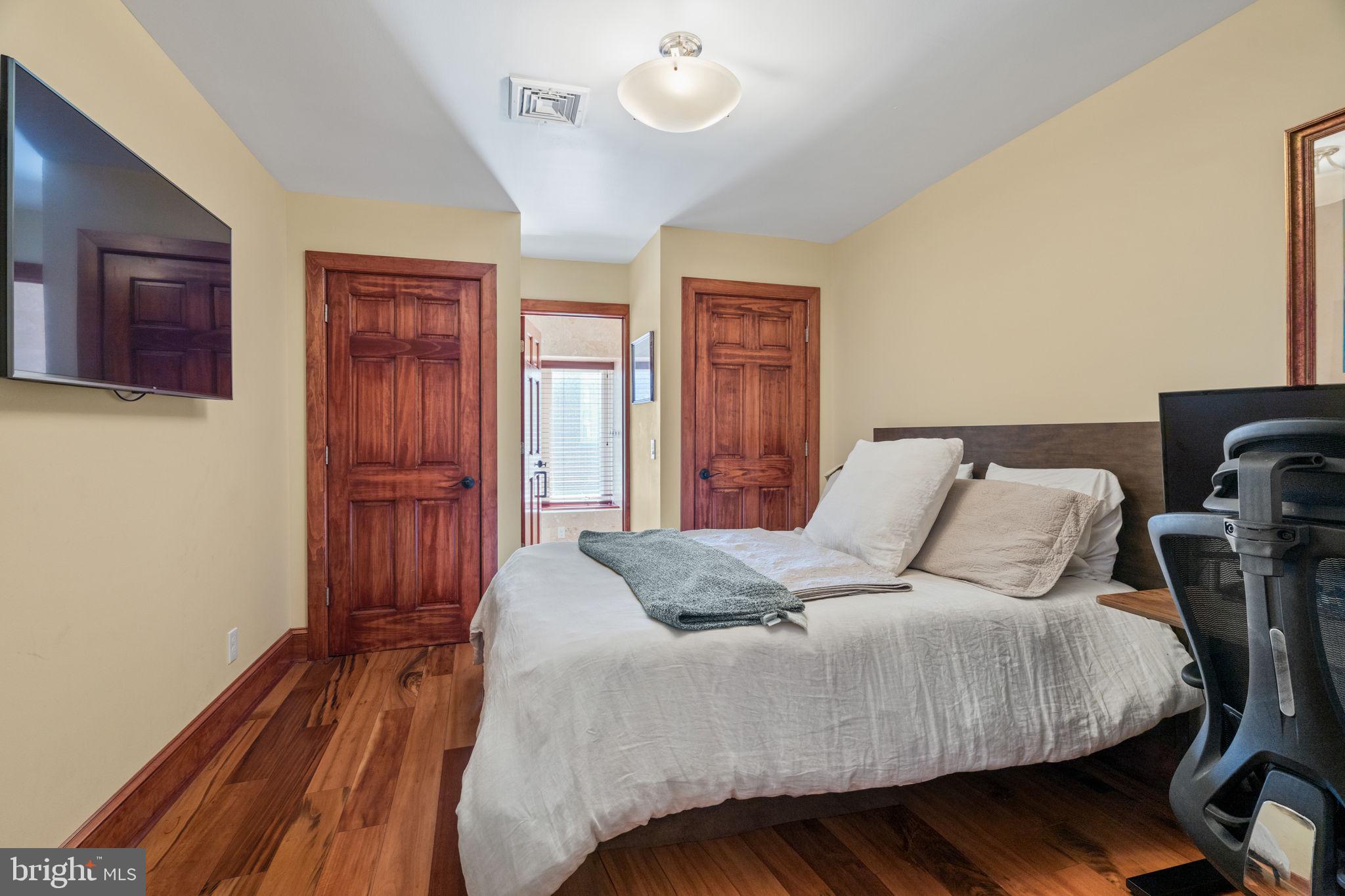 WASHINGTON SQ - Residential