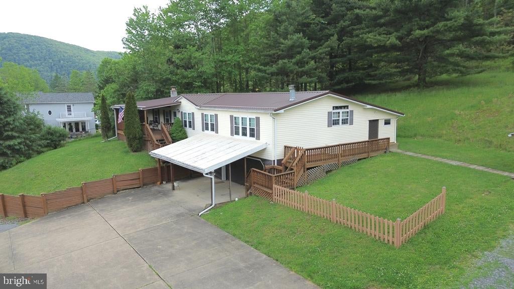 871 HILLCREST DRIVE