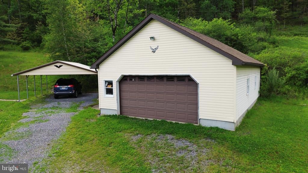 871 HILLCREST DRIVE