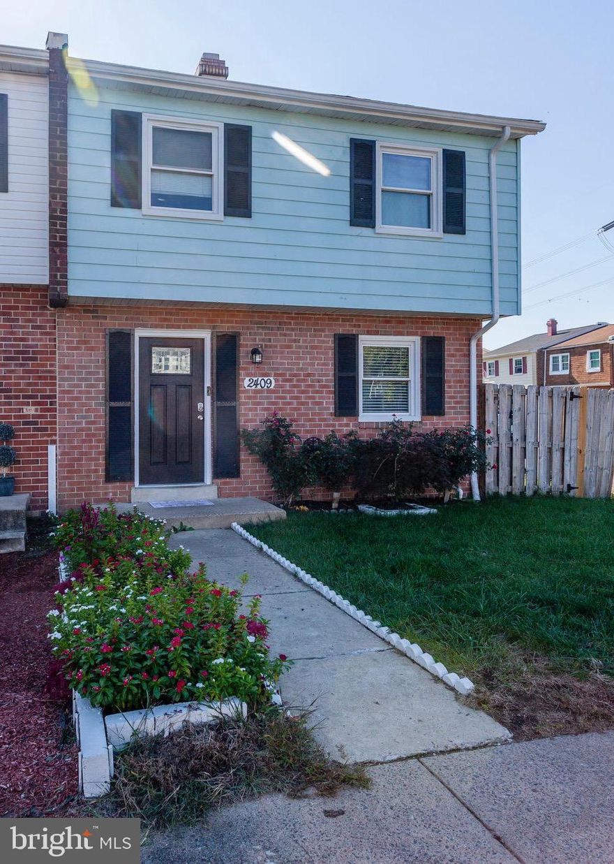 **Offer deadline is Tuesday 2/28 at 5pm.**Well maintained two story end unit Townhouse. This property boast 4 bedrooms and 2 1/2 bathrooms. Updated Kitchen area with stainless steel appliances. Master Bedroom with ensuite bathroom. Fully fenced outdoor area. The  seller has really paid attention to detail with maintaining this property, you have to see it for yourself.