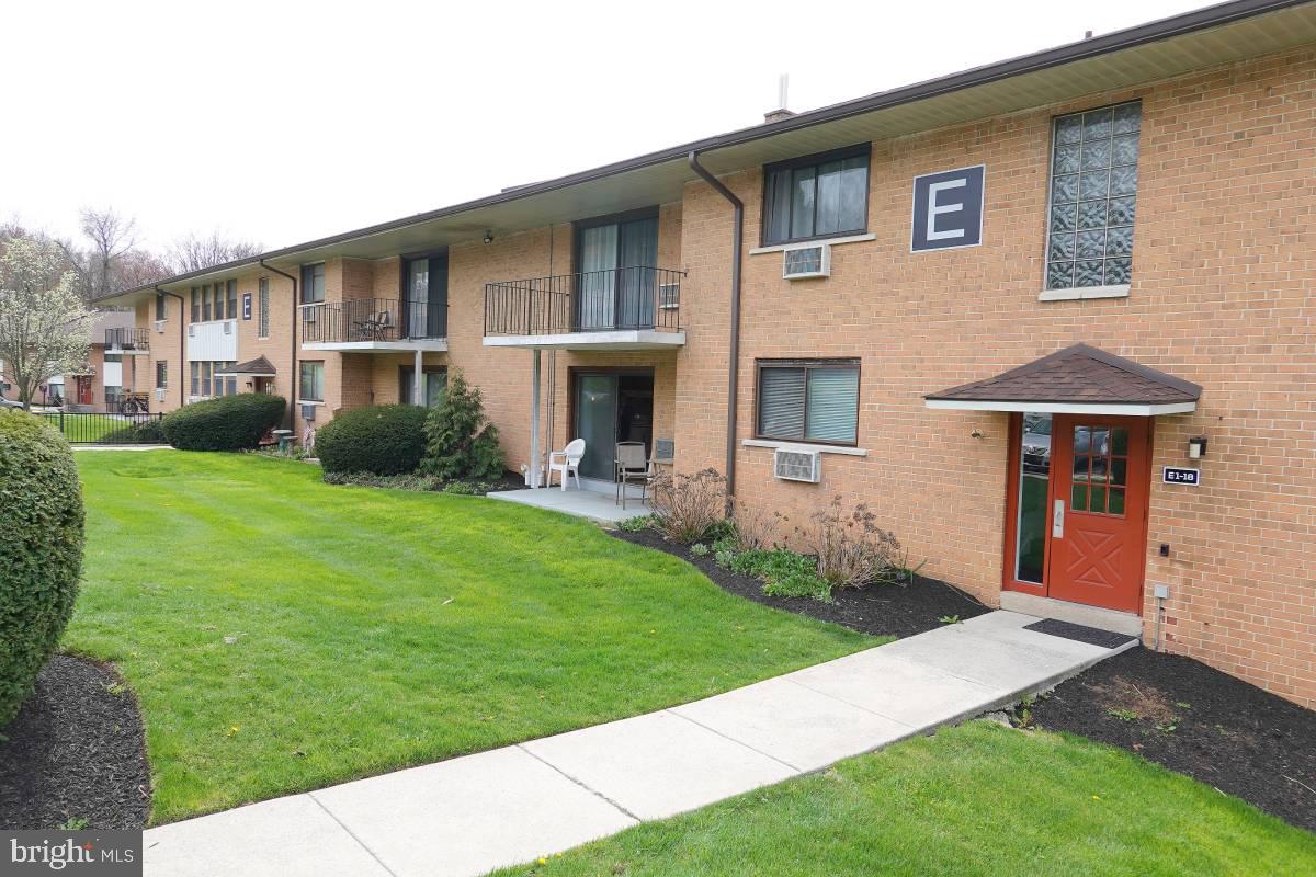 This STUNNING unit, in Riddle Glen, will not last long! Conveniently just off Rt 1 and walking distance to the Granite Run Mall. True 1st floor unit! Park out front and walk in through your slider, without any stairs. Completely updated with LVP floors, newer paint and updated kitchen with new appliances, granite countertop and backsplash. Includes oversized storage area. Condo fee is paid by landlord, which includes heat & water. Tenant is responsible for electric and cable.
Riddle Glen is a quaint, quiet, beautifully-maintained and well-landscaped community. It's just 1.5 miles from popular and trendy downtown Media, PA. and I-476. You can walk to the brand new Promenade at Granite Run mall, Acme, Kohls, restaurants, a fitness center, and Riddle Hospital. Three bus routes make it a short ride to Media trolley stops or the Media/Elwyn train to Center City.
Rent includes heat and hot water. There is a large, private storage closet and a laundry facility a few steps away. *Note, photos are from prior tenant.*