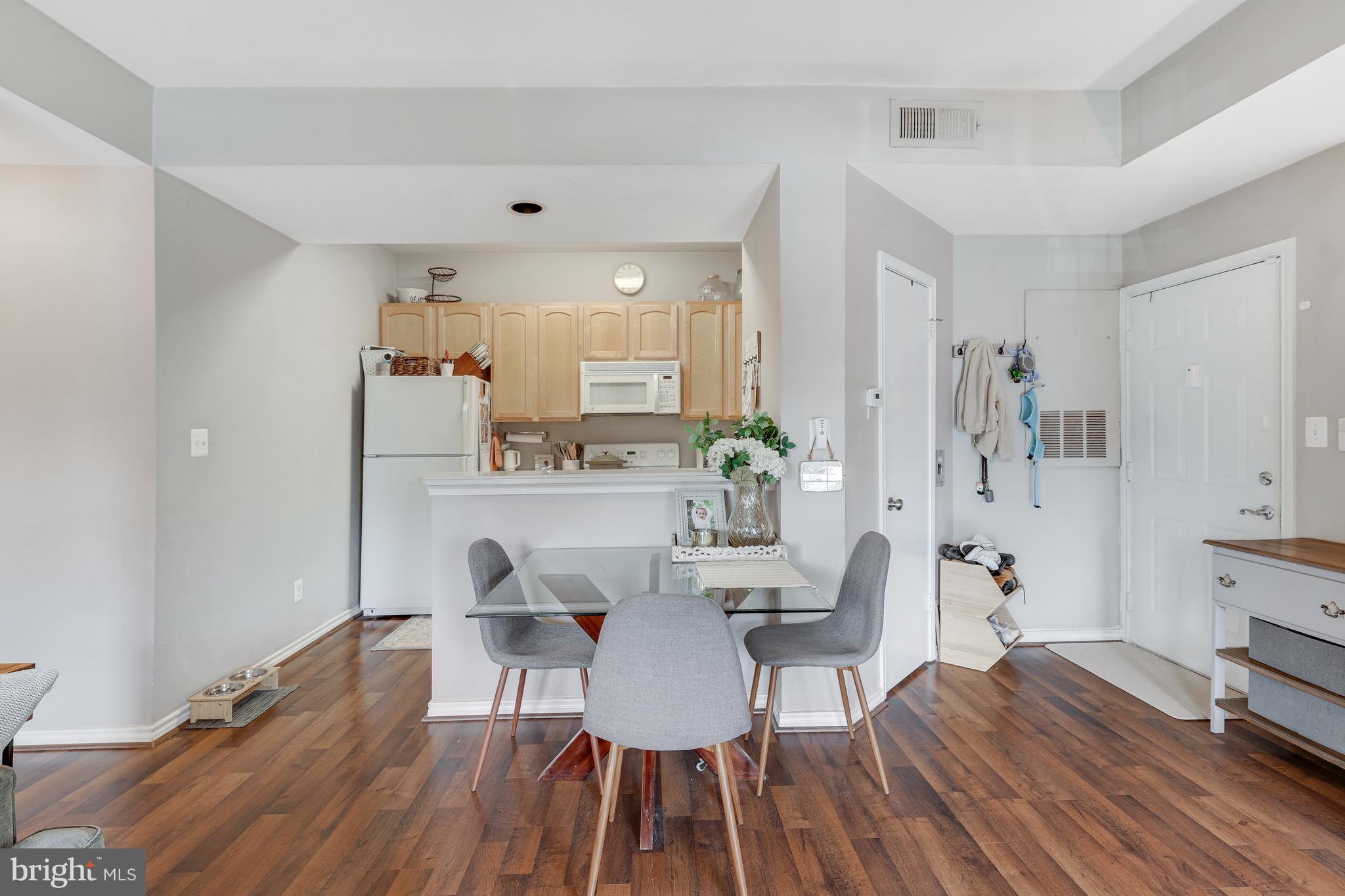 PENDERBROOK SQUARE CONDOMINIUMS - Residential