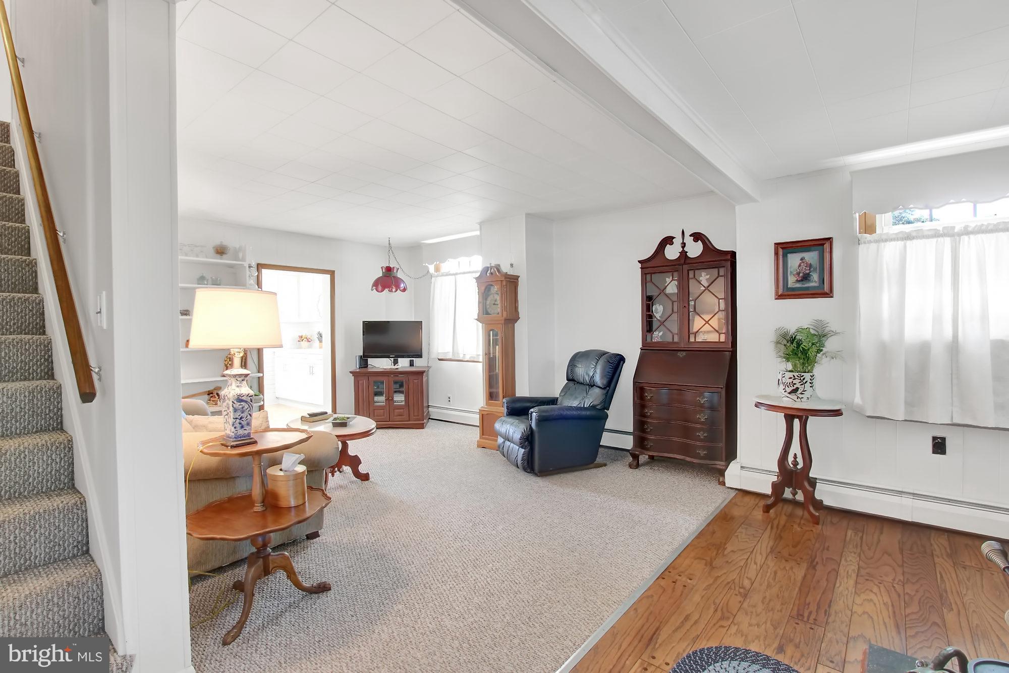 WHITE HALL - Residential