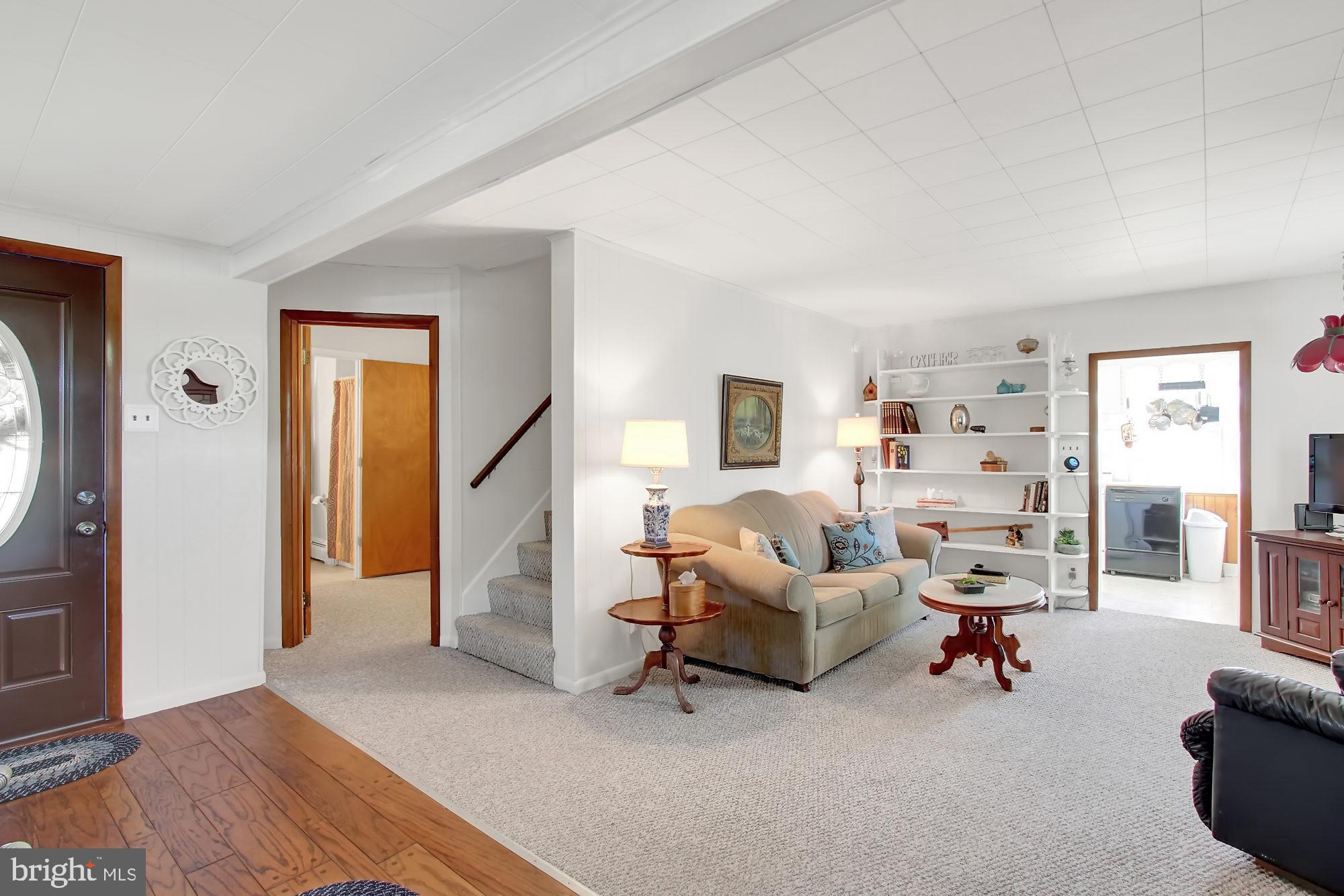 WHITE HALL - Residential