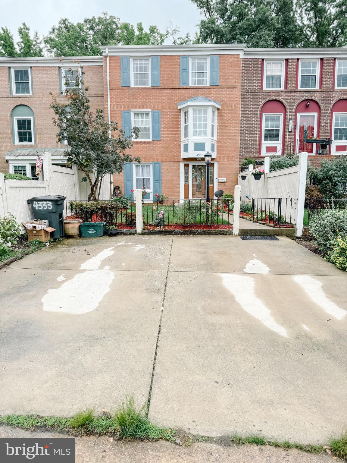 PINEWOOD LAKE - Residential Lease