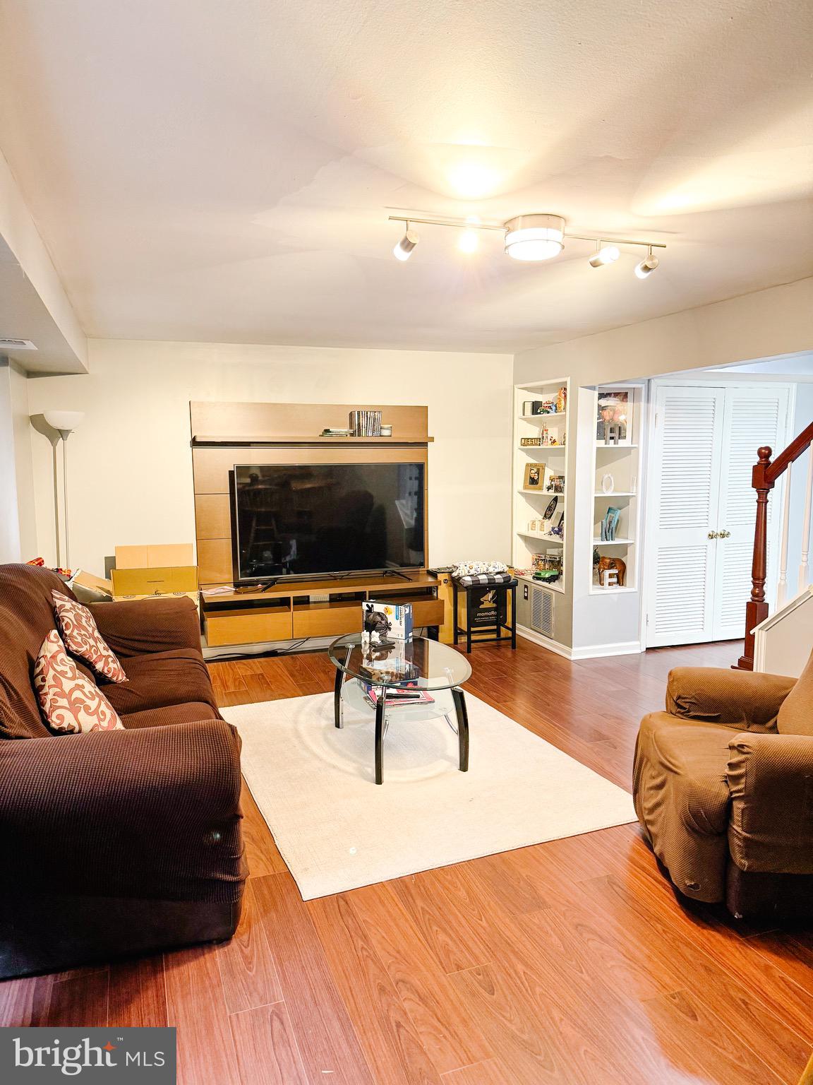 PINEWOOD LAKE - Residential Lease