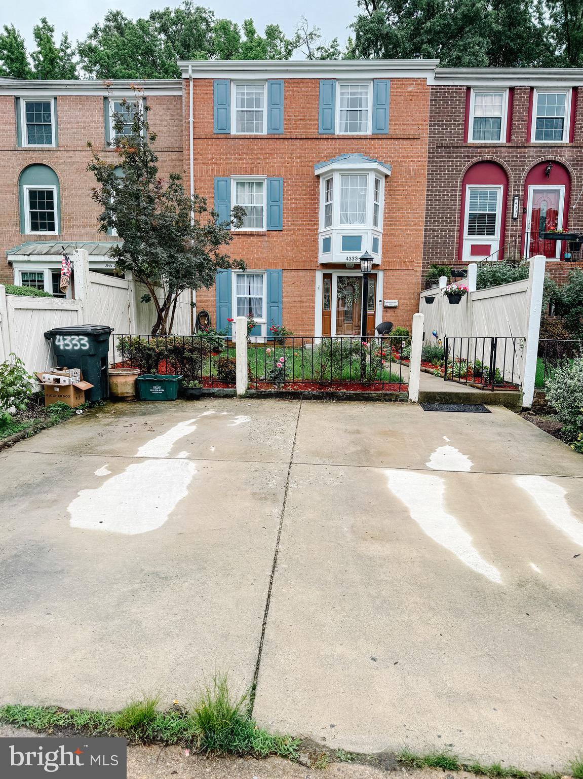 PINEWOOD LAKE - Residential Lease