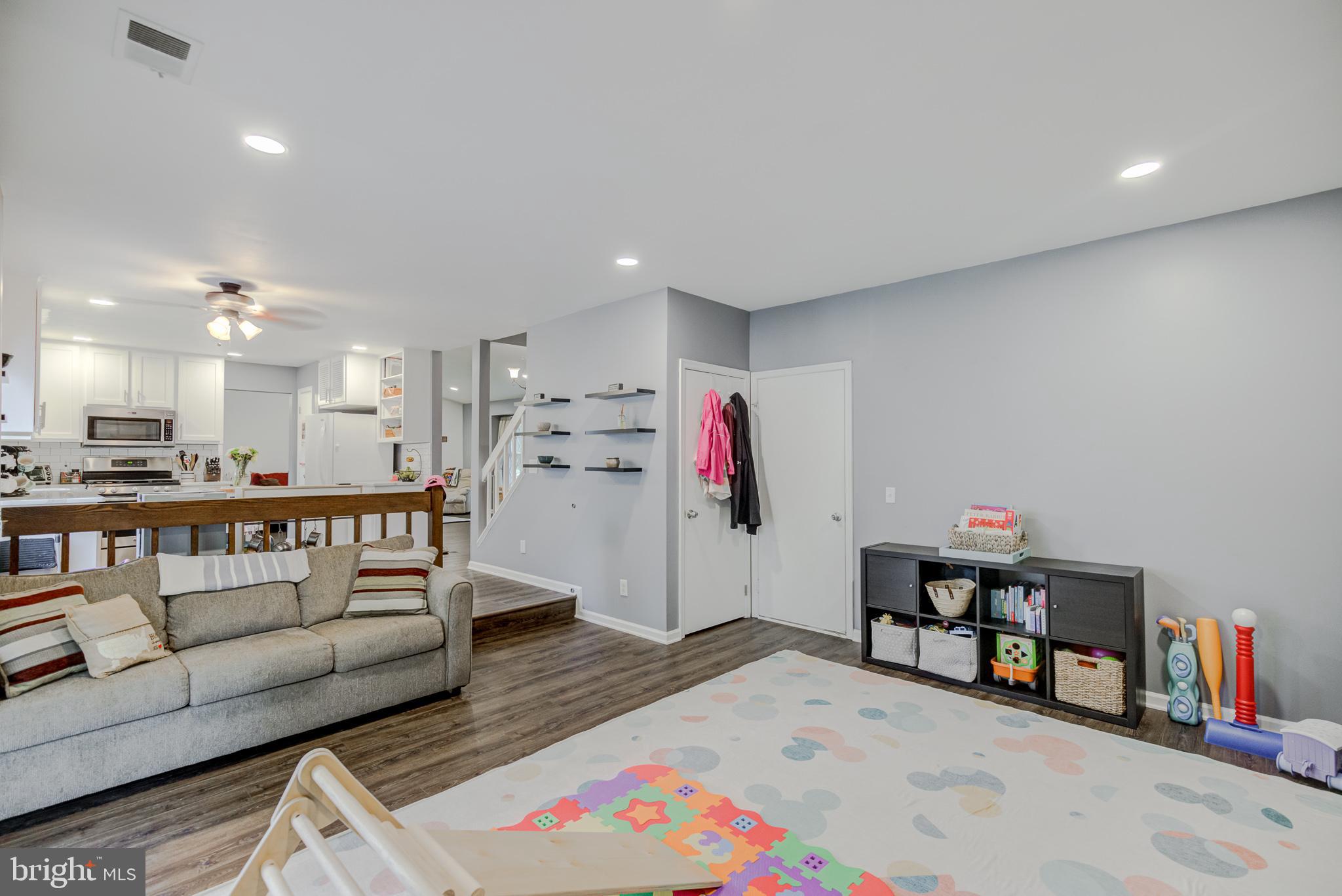 COUNTRY ROADS - Residential